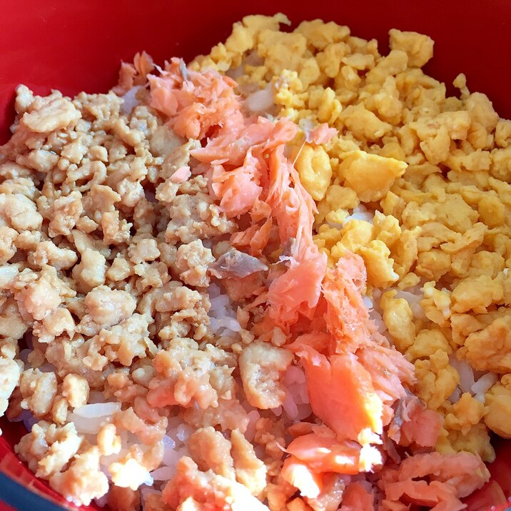 鶏スープで炊いたご飯で☆３色そぼろ丼